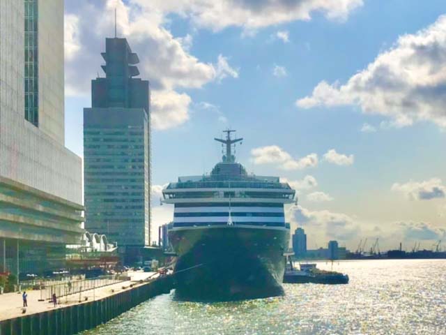 Explora I aan de Cruise Terminal Rotterdam